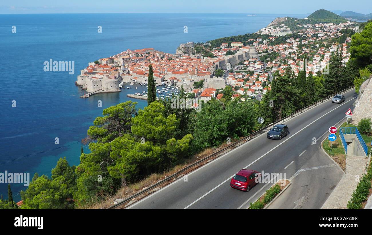 Dubrovnik, Croazia 08.14.2022 traffico stradale vicino alla città vecchia di Dubrovnik in Croazia. Dubrovnik Ragusa, centro amministrativo della contea di Dubrovnik-Neretva Foto Stock