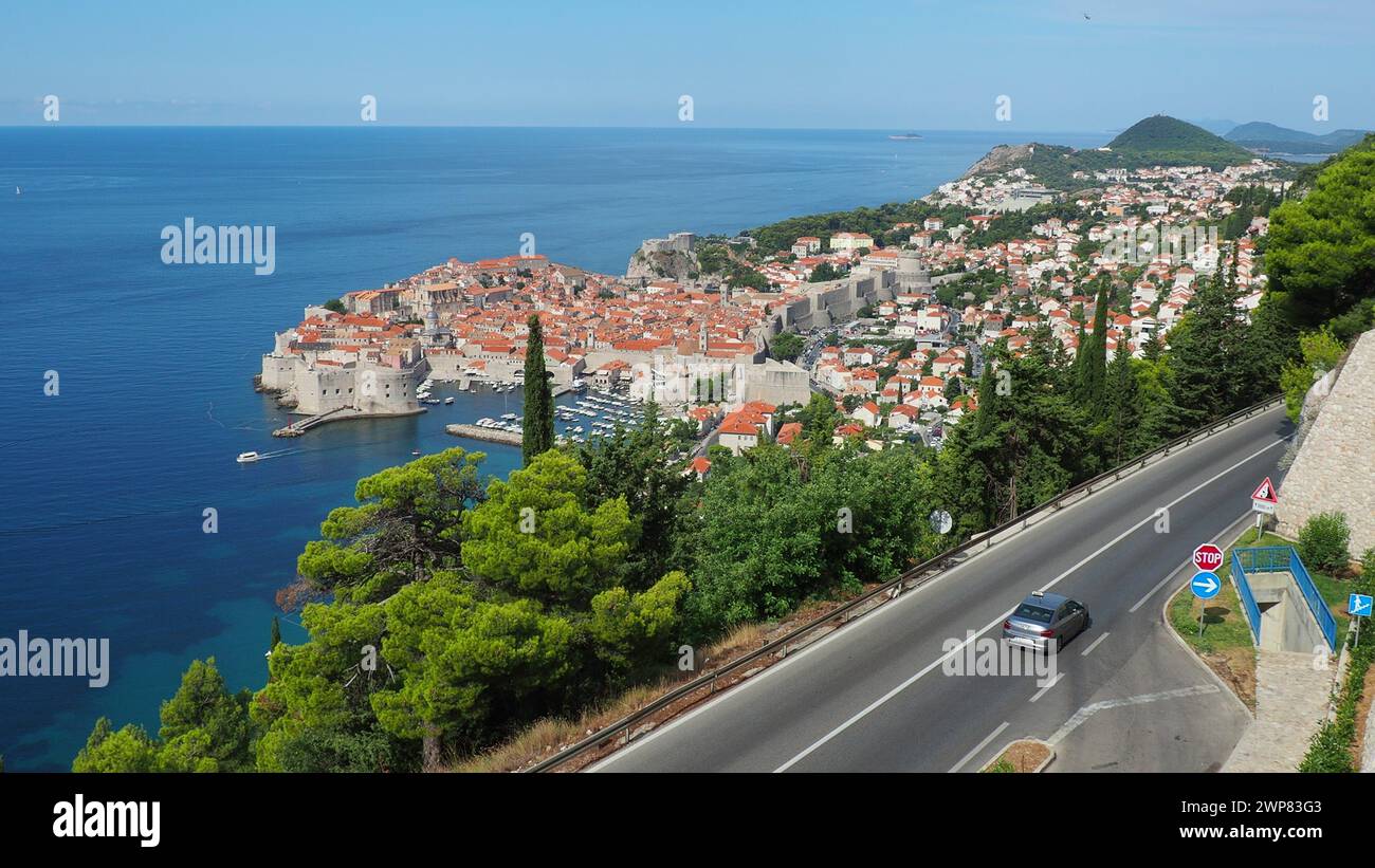 Dubrovnik, Croazia 08.14.2022 traffico stradale vicino alla città vecchia di Dubrovnik in Croazia. Dubrovnik Ragusa, centro amministrativo della contea di Dubrovnik-Neretva Foto Stock