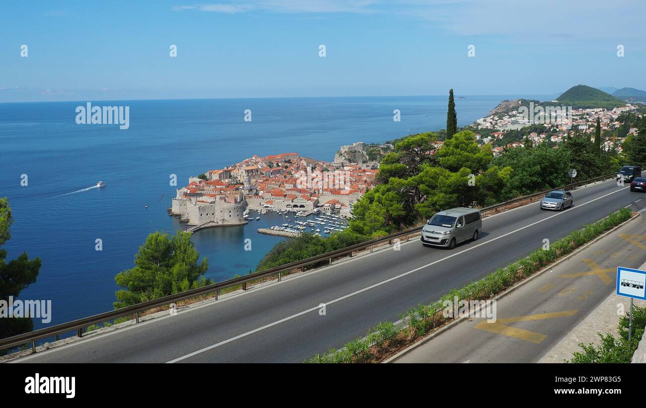 Dubrovnik, Croazia 08.14.2022 traffico stradale vicino alla città vecchia di Dubrovnik in Croazia. Dubrovnik Ragusa, centro amministrativo della contea di Dubrovnik-Neretva Foto Stock