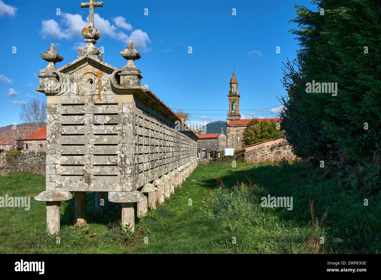 Il tradizionale granaio conosciuto come Horreo de Carnota in Galizia, Spagna. Foto Stock