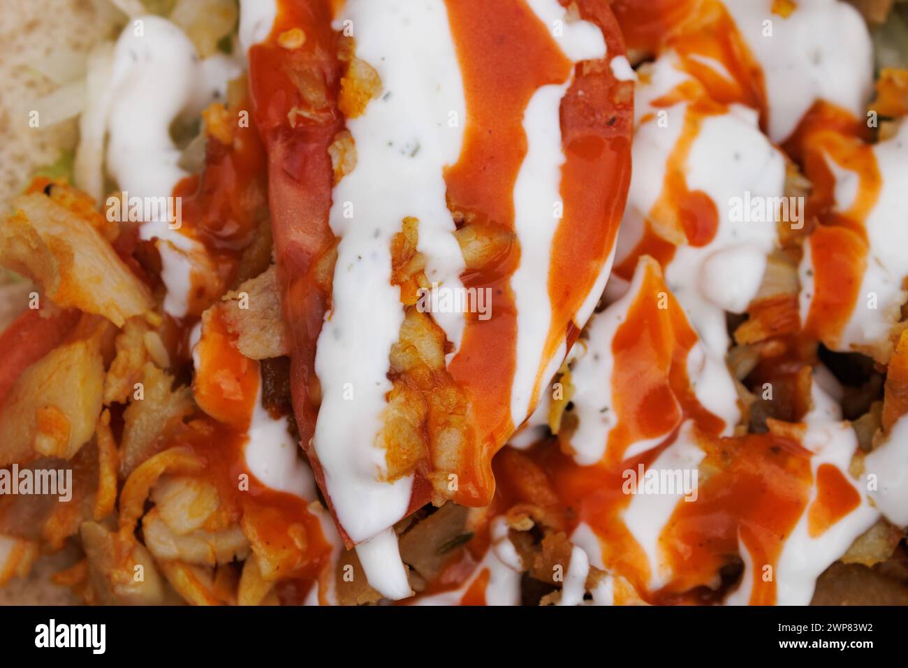 Kebab di donatore misto preparato con pane pita pronto da mangiare a Villajoyosa, Spagna Foto Stock