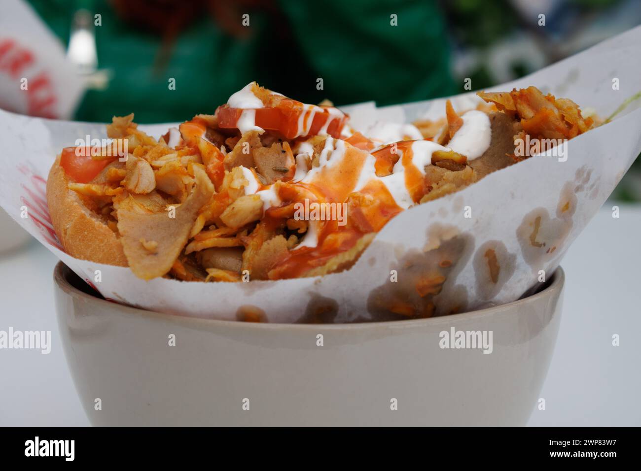 Kebab di donatore misto preparato con pane pita pronto da mangiare a Villajoyosa, Spagna Foto Stock