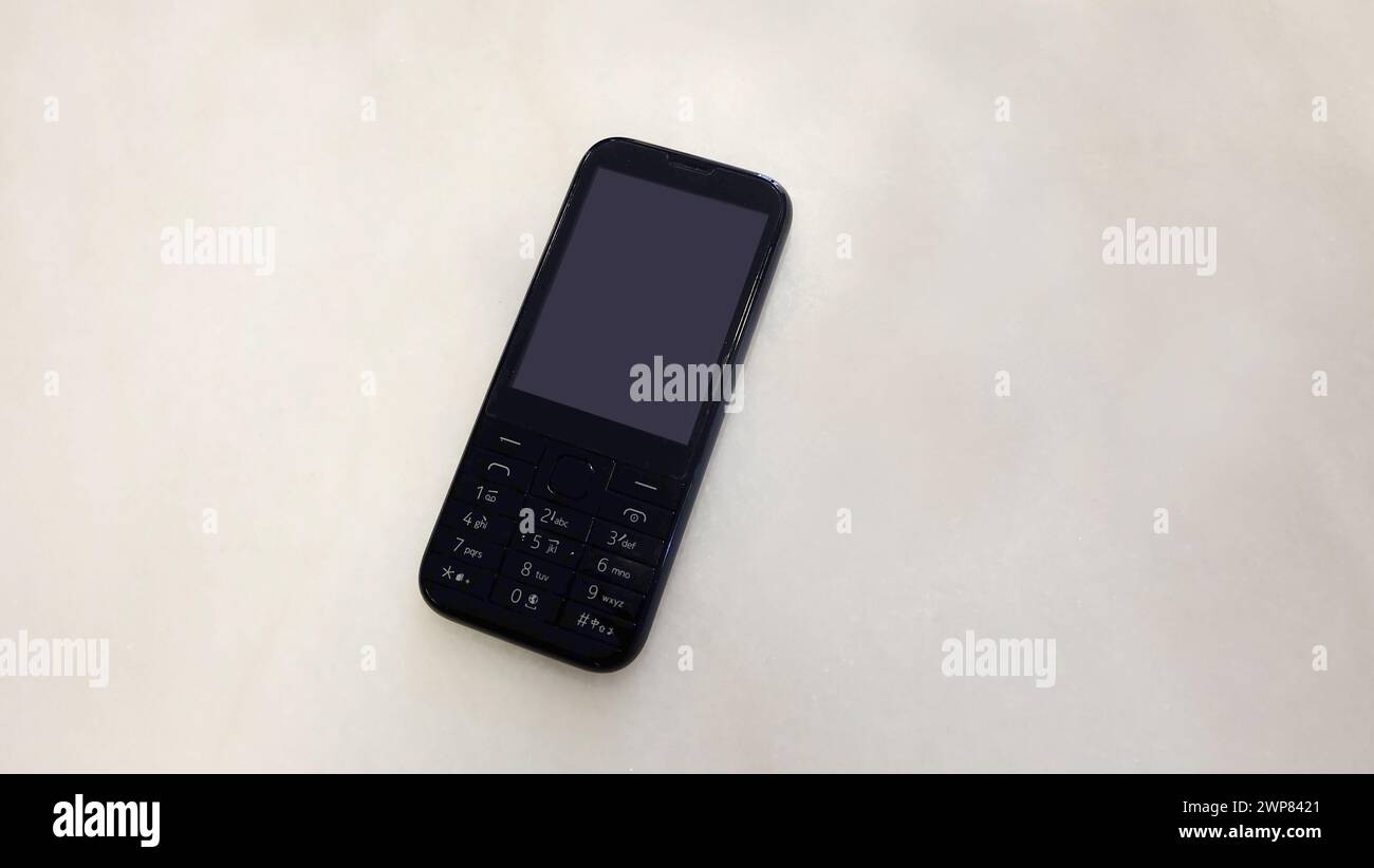 Un cellulare nero obsoleto con schermo vuoto. Foto Stock