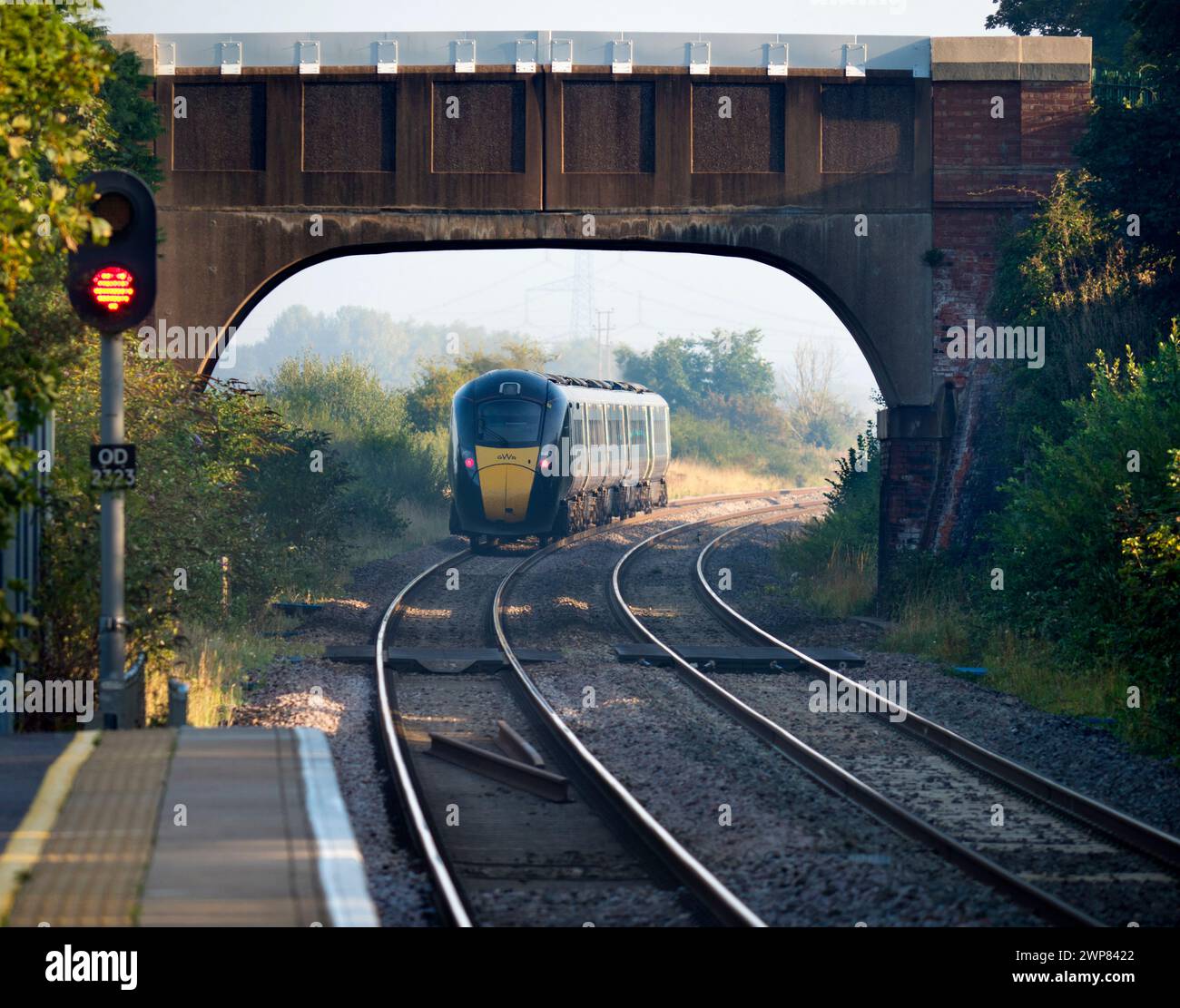 Radley è fortunato ad essere un piccolo villaggio con una stazione ferroviaria principale, che lo collega a Londra, Oxford e le Midlands. Qui vediamo un passeggero pas Foto Stock