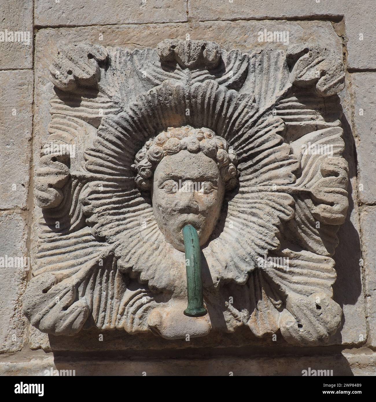 Dubrovnik, Croazia, 08.14.2022. Grande fontana di Onofrio. Un mascaron è un elemento decorativo sotto forma di maschera di carattere mitologico. Alto Foto Stock