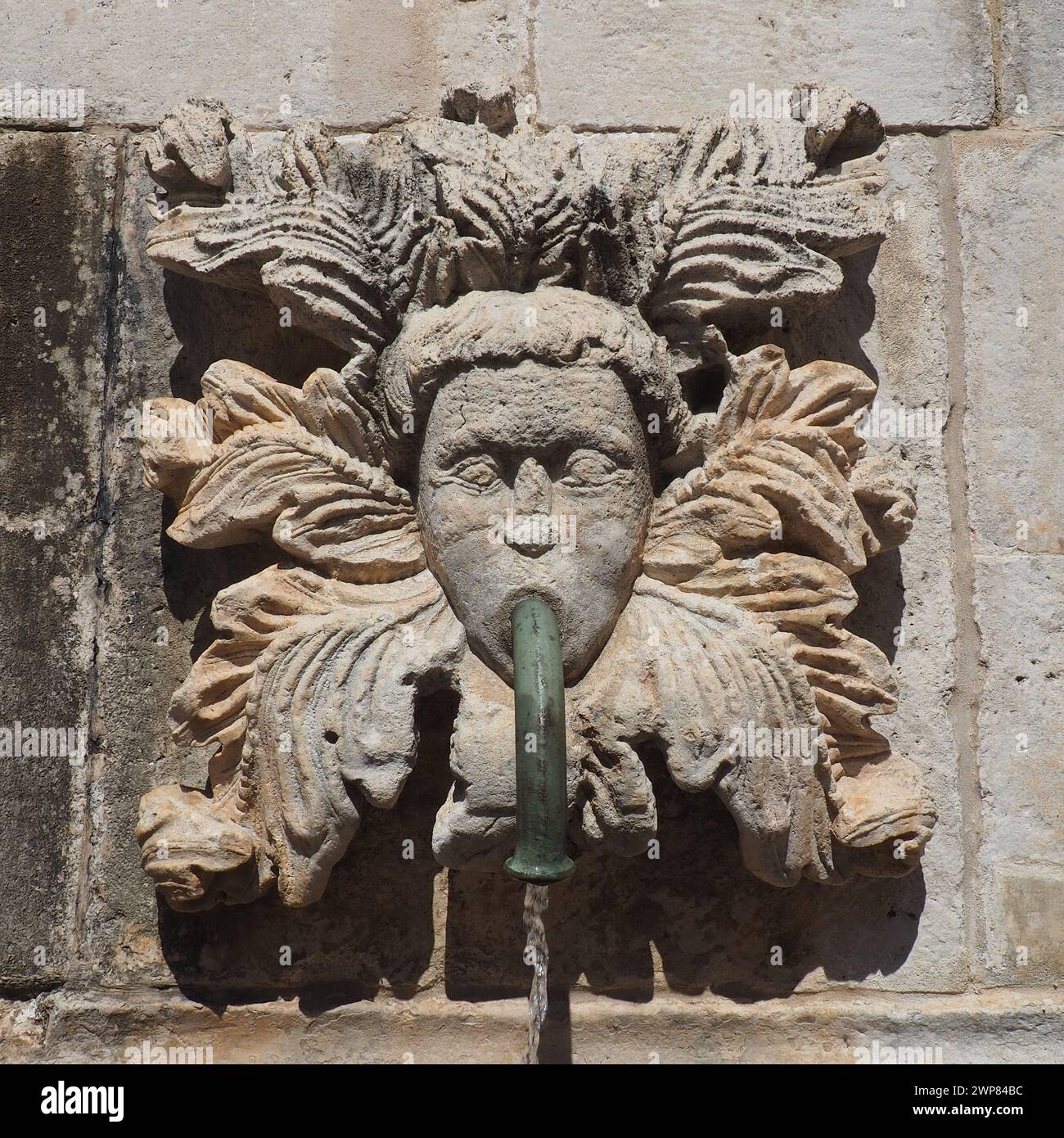 Dubrovnik, Croazia, 08.14.2022. Grande fontana di Onofrio. Un mascaron è un elemento decorativo sotto forma di maschera di carattere mitologico. Alto Foto Stock