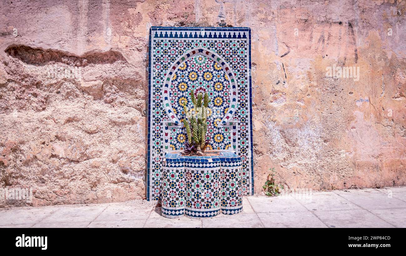 La parete esterna è decorata con piastrelle decorative in un design straordinario Foto Stock La parete esterna è decorata con piastrelle decorative in un design straordinario Foto Stock