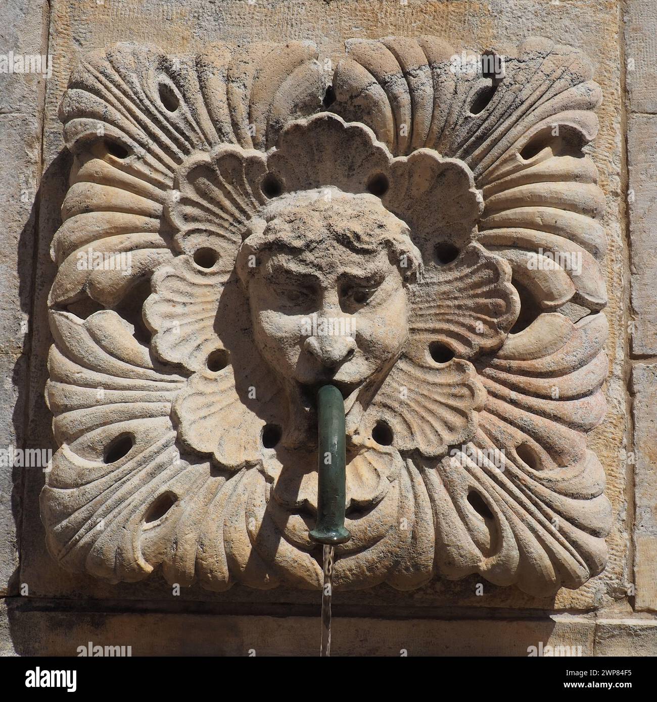 Dubrovnik, Croazia, 08.14.2022. Grande fontana di Onofrio. Un mascaron è un elemento decorativo sotto forma di maschera di carattere mitologico. Alto Foto Stock