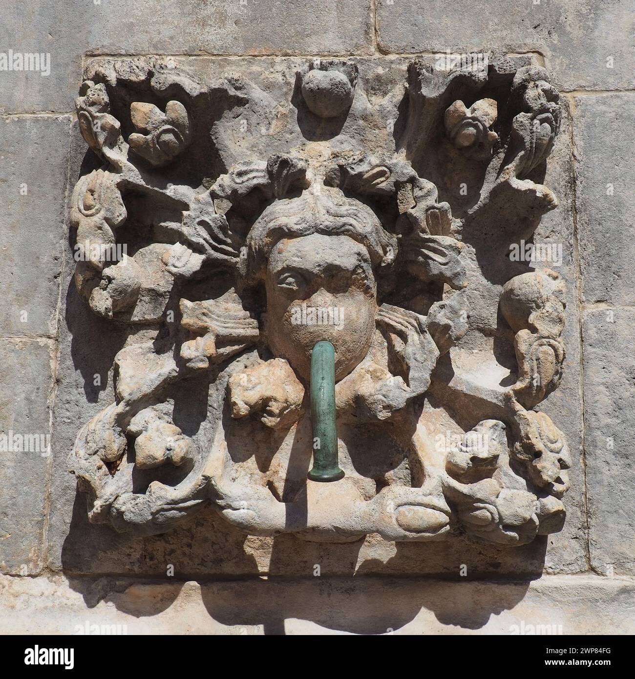Dubrovnik, Croazia, 08.14.2022. Grande fontana di Onofrio. Un mascaron è un elemento decorativo sotto forma di maschera di carattere mitologico. Alto Foto Stock