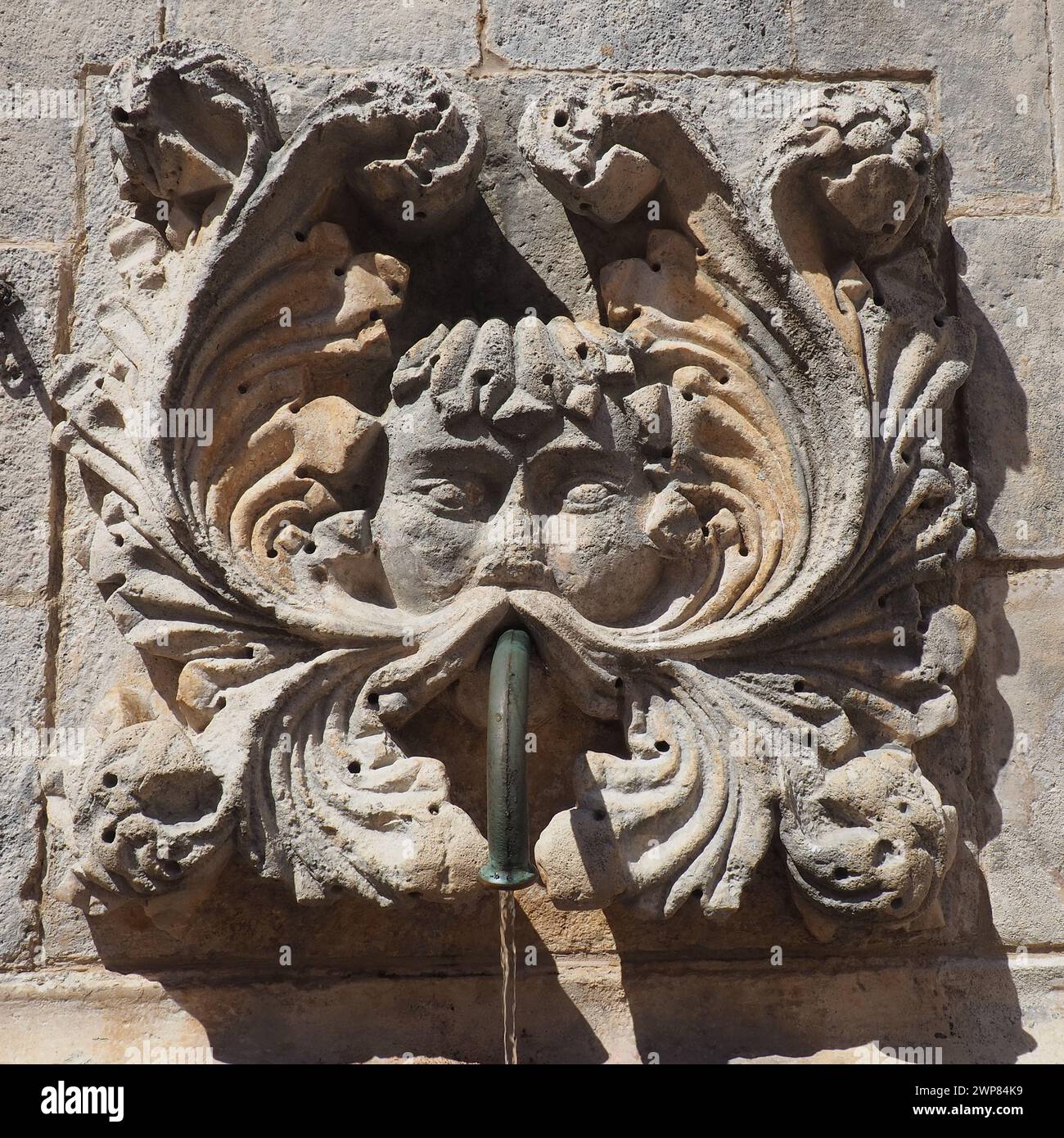 Dubrovnik, Croazia, 08.14.2022. Grande fontana di Onofrio. Un mascaron è un elemento decorativo sotto forma di maschera di carattere mitologico. Alto Foto Stock