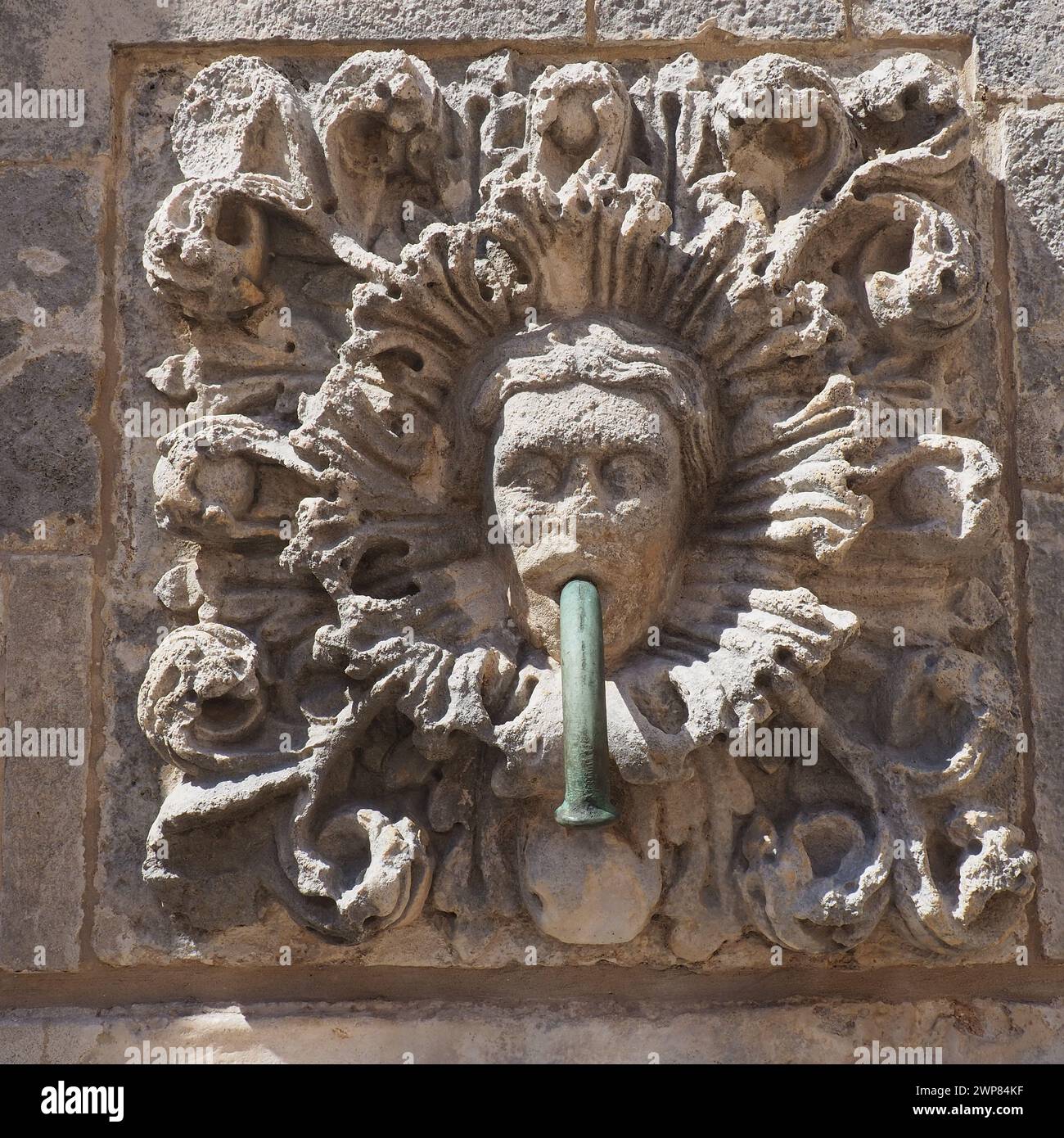 Dubrovnik, Croazia, 08.14.2022. Grande fontana di Onofrio. Un mascaron è un elemento decorativo sotto forma di maschera di carattere mitologico. Alto Foto Stock