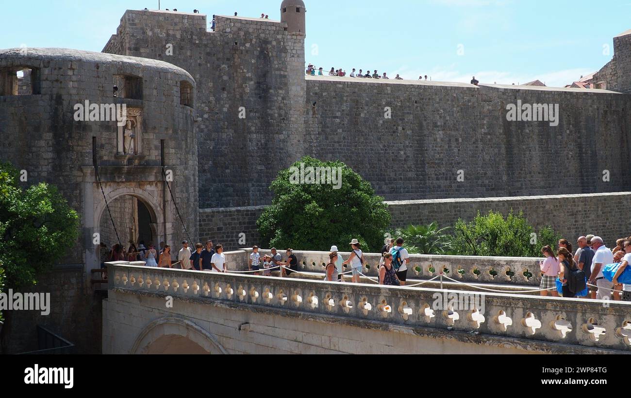 Pile Gate Dubrovnik Croazia 14 agosto 2022 persone uomini e donne camminano lungo il ponte di pietra fino al cancello della città Vecchia. Una folla di turisti. Occupato Foto Stock