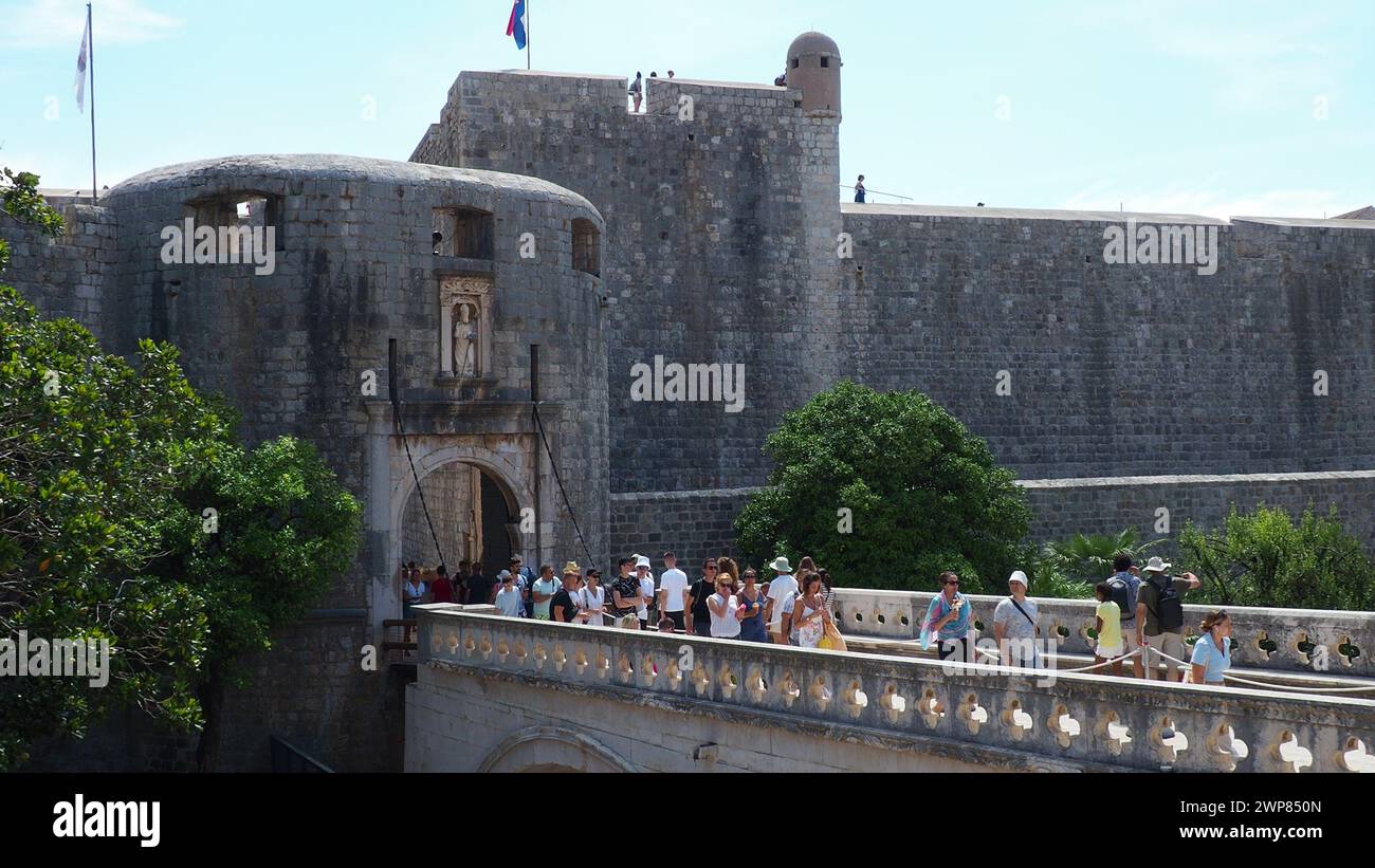 Pile Gate Dubrovnik Croazia 14 agosto 2022 persone uomini e donne camminano lungo il ponte di pietra fino al cancello della città Vecchia. Una folla di turisti. Occupato Foto Stock