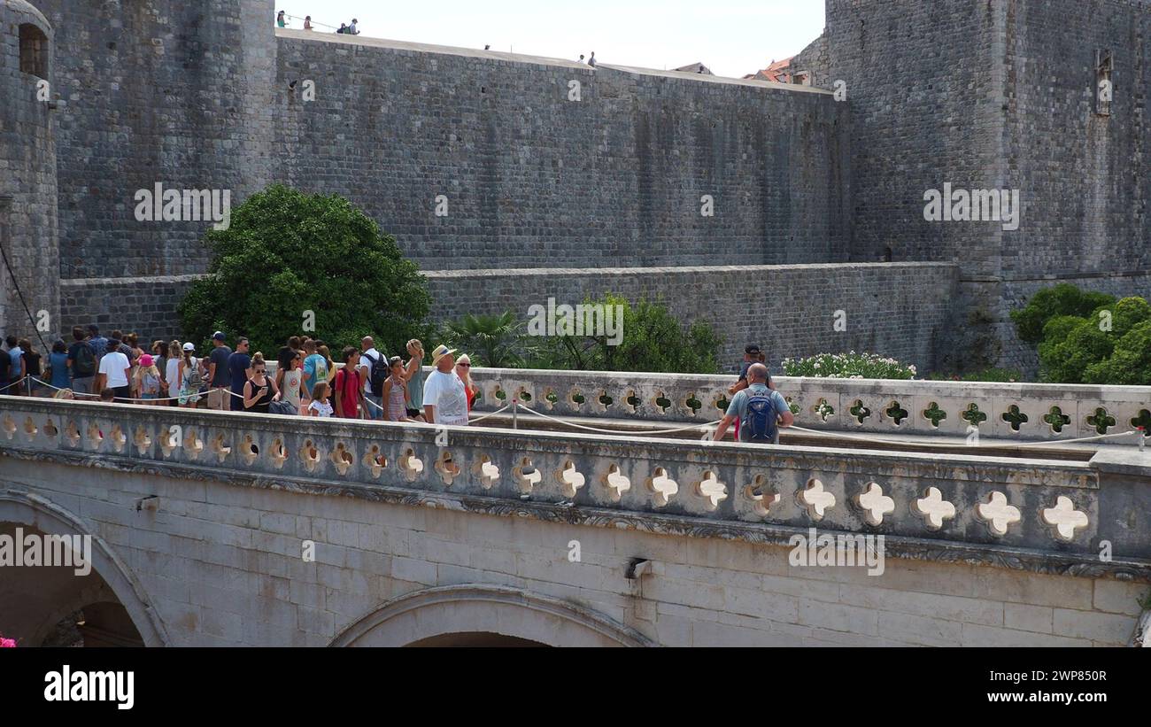 Pile Gate Dubrovnik Croazia 14 agosto 2022 persone uomini e donne camminano lungo il ponte di pietra fino al cancello della città Vecchia. Una folla di turisti. Occupato Foto Stock