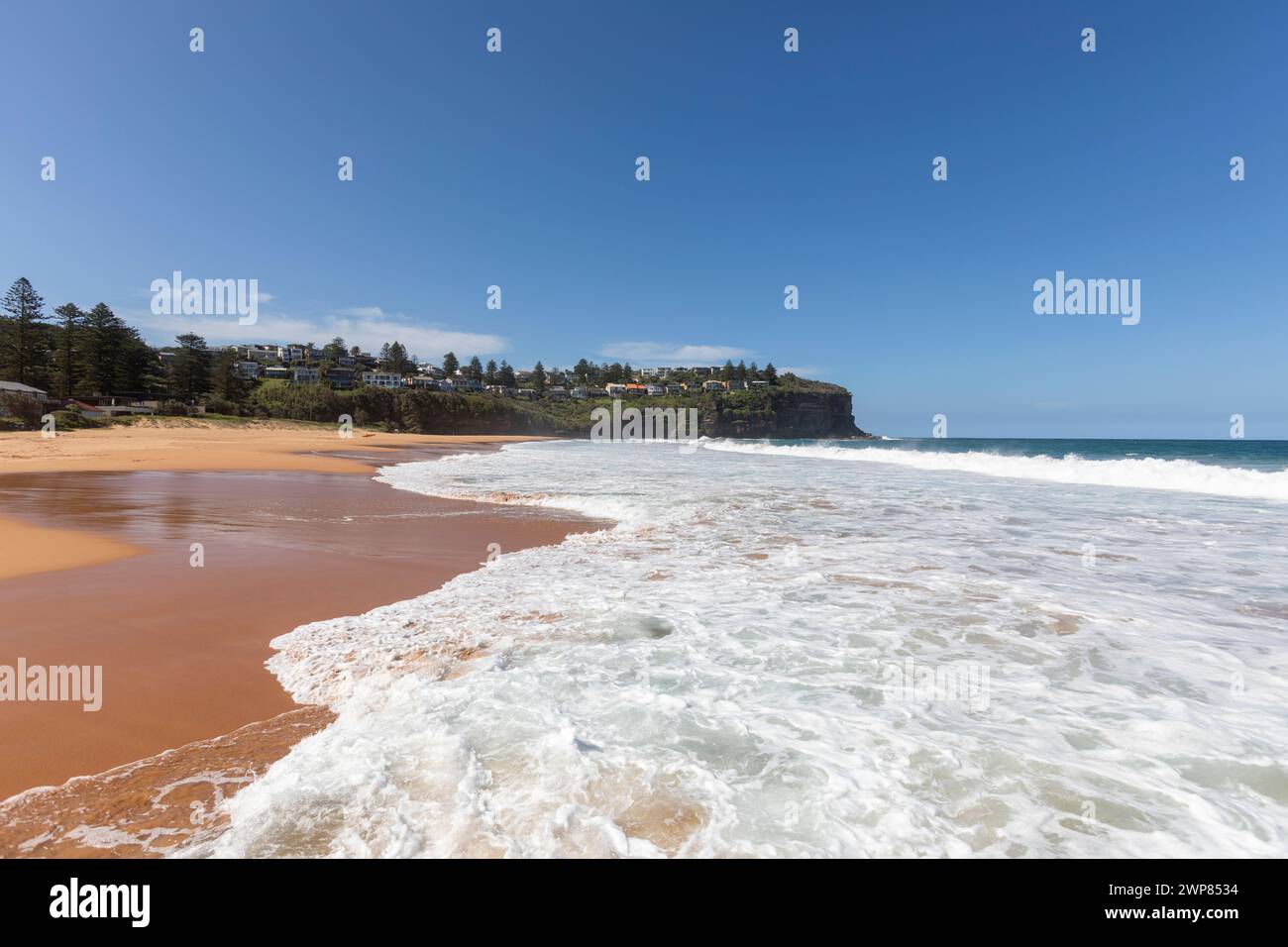 Bilgola Beach sulle spiagge settentrionali di Sydney, le onde dell'oceano precipitano sulla spiaggia deserta a causa di pericolose correnti, Sydney, NSW, Australia, 2024 Foto Stock