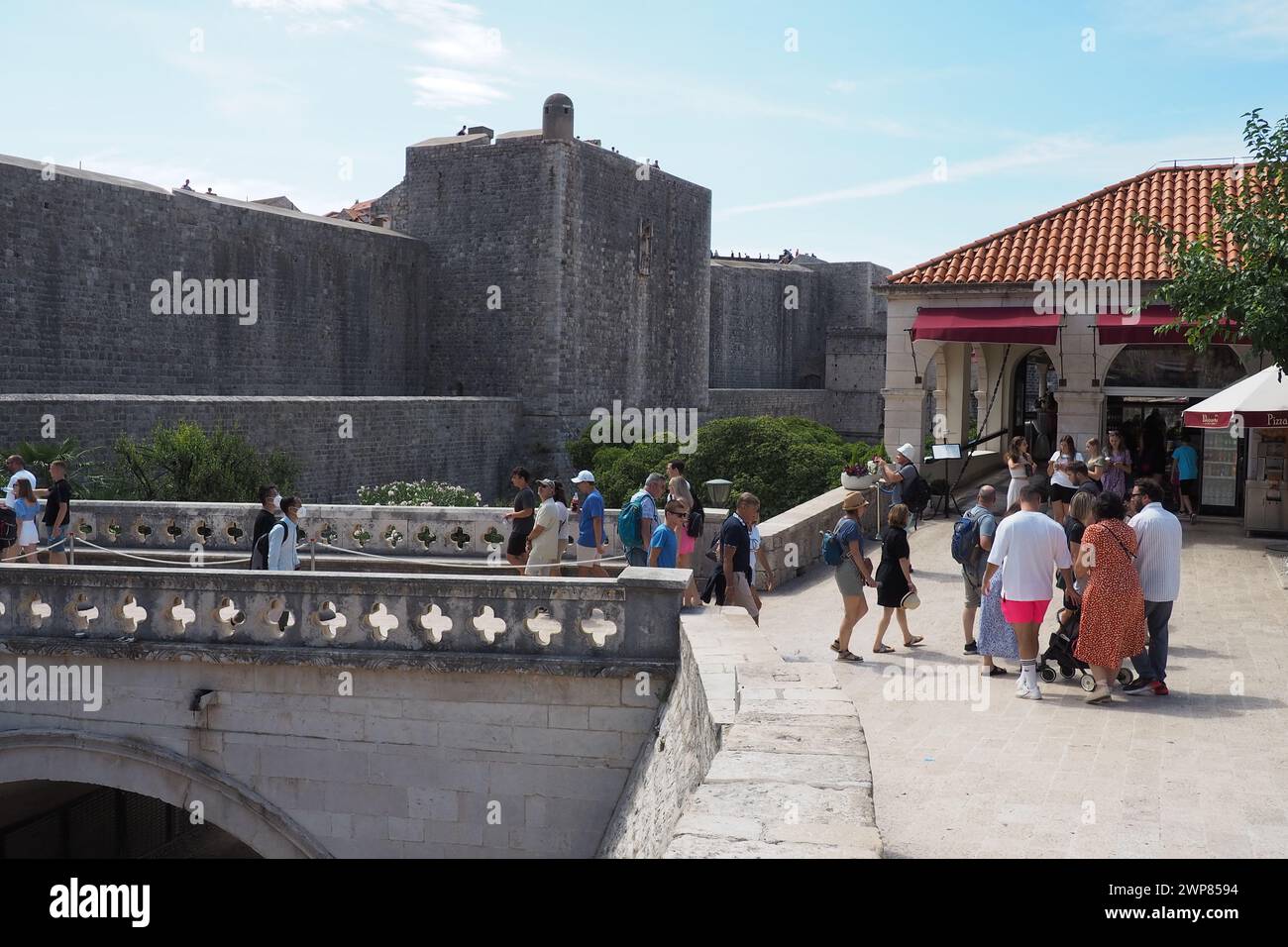 Pile Gate Dubrovnik Croazia 14 agosto 2022 persone uomini e donne camminano lungo il ponte di pietra fino al cancello della città Vecchia. Una folla di turisti. Occupato Foto Stock
