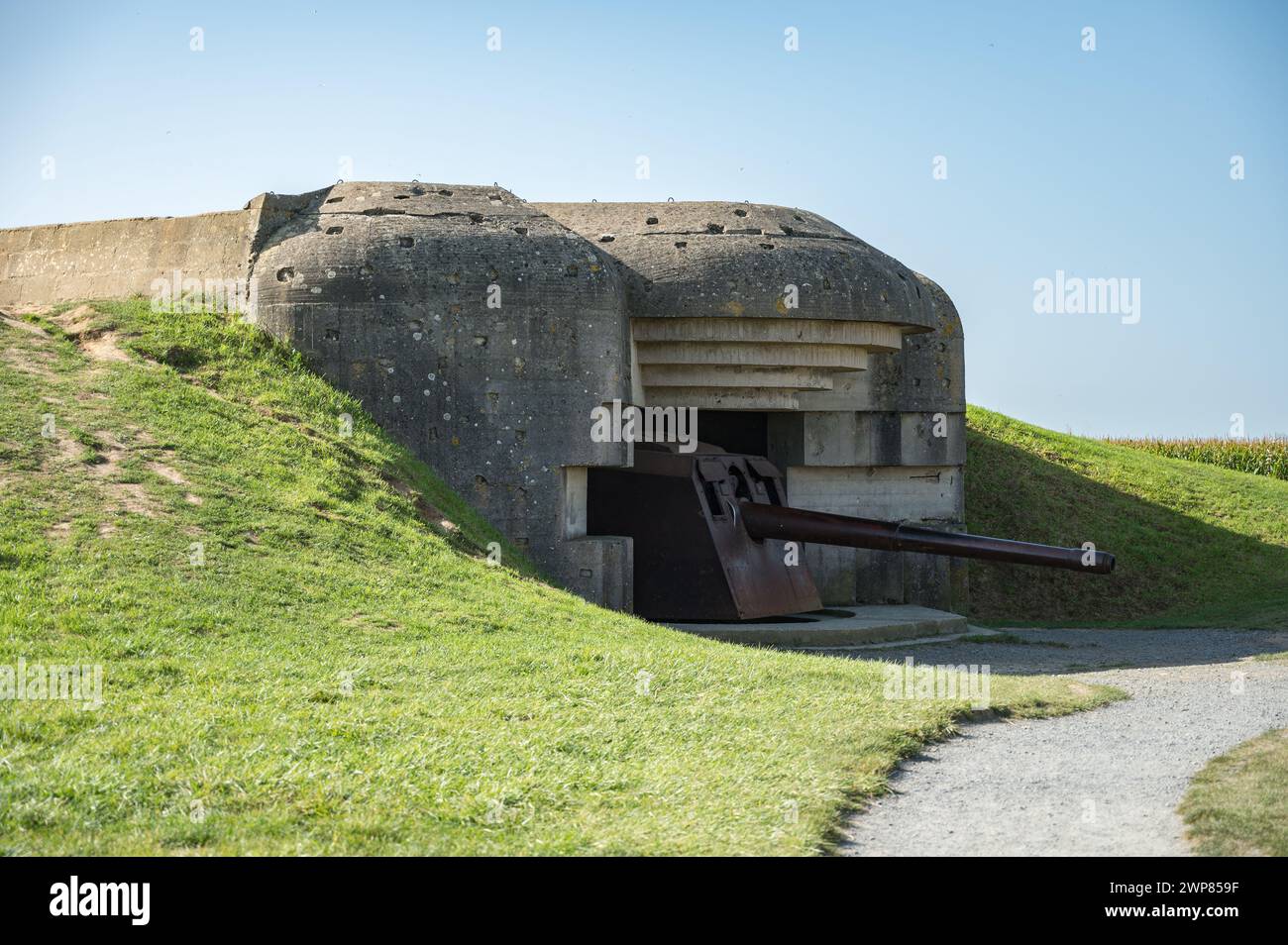 Bunker tedesco di batterie Longues-sur-Mer (batterie de Longues-sur-Mer) con un cannone arrugginito che punta Foto Stock