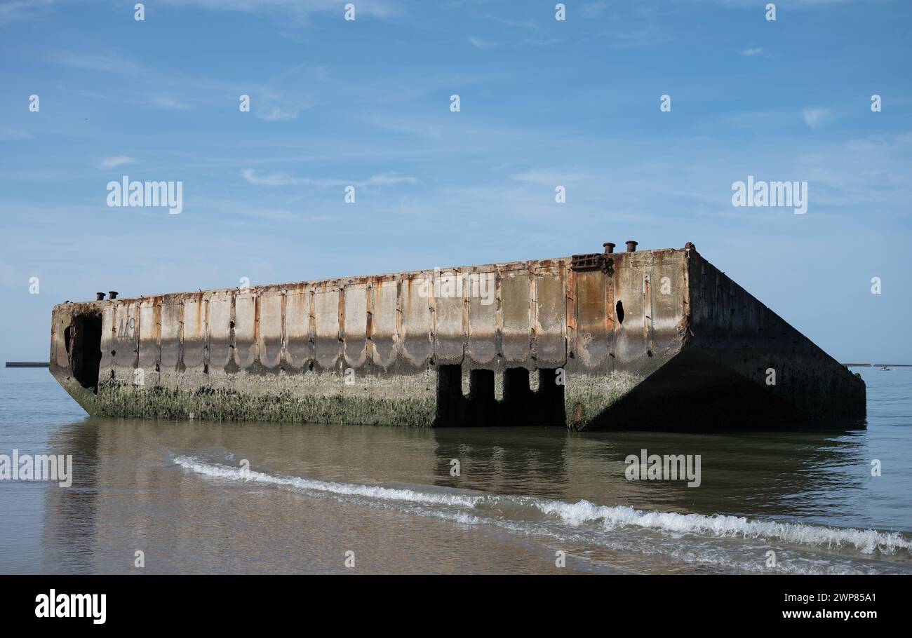 Dettaglio di un frammento del porto artificiale Mulberry dall'operazione Overlord D-Day. È mezzo sepolto e bloccato sulla spiaggia, è pieno di muschio Foto Stock