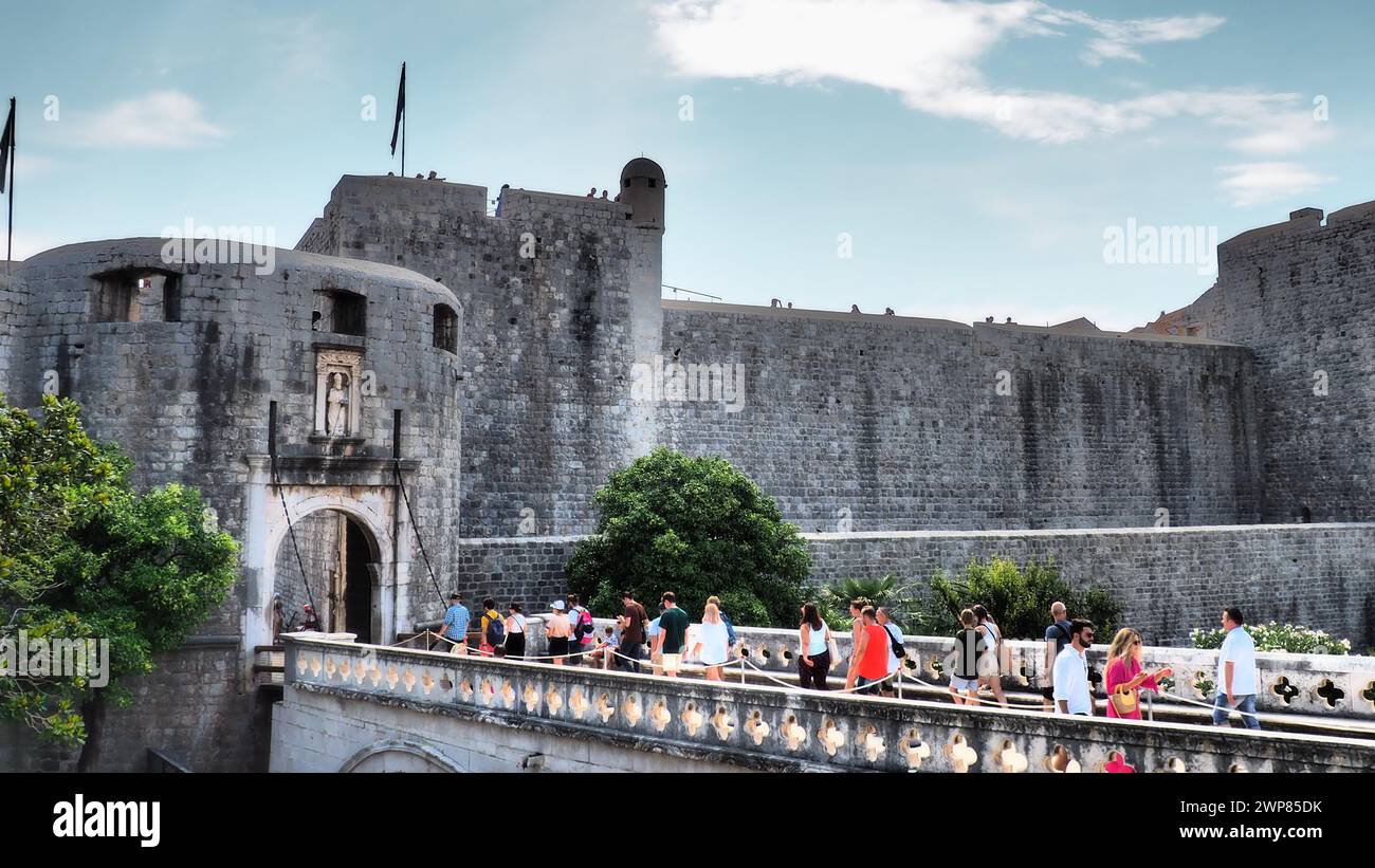 Pile Gate Dubrovnik Croazia 14 agosto 2022 persone uomini e donne camminano lungo il ponte di pietra fino al cancello della città Vecchia. Una folla di turisti. Occupato Foto Stock