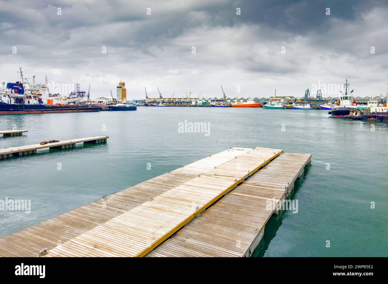 Città del Capo, Sud Africa - 8 marzo 2023: Il cantiere navale attracca a V e A Waterfront Harbour Foto Stock