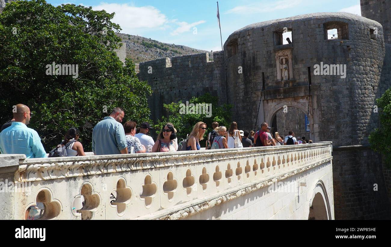 Pile Gate Dubrovnik Croazia 14 agosto 2022 persone uomini e donne camminano lungo il ponte di pietra fino al cancello della città Vecchia. Una folla di turisti. Occupato Foto Stock
