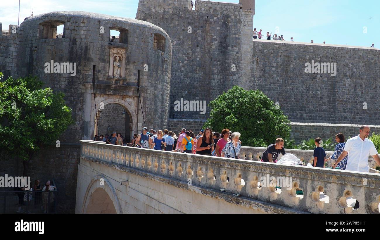 Pile Gate Dubrovnik Croazia 14 agosto 2022 persone uomini e donne camminano lungo il ponte di pietra fino al cancello della città Vecchia. Una folla di turisti. Occupato Foto Stock