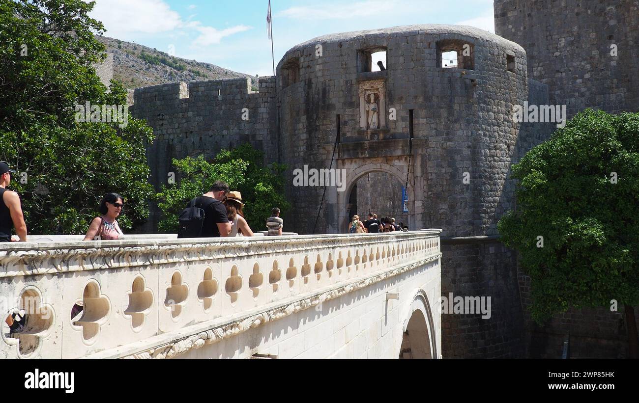 Pile Gate Dubrovnik Croazia 14 agosto 2022 persone uomini e donne camminano lungo il ponte di pietra fino al cancello della città Vecchia. Una folla di turisti. Occupato Foto Stock