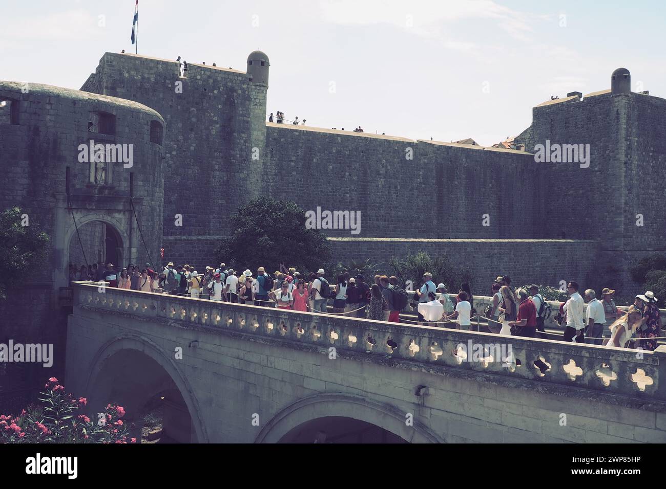 Pile Gate Dubrovnik Croazia 14 agosto 2022 persone uomini e donne camminano lungo il ponte di pietra fino al cancello della città Vecchia. Una folla di turisti. Occupato Foto Stock