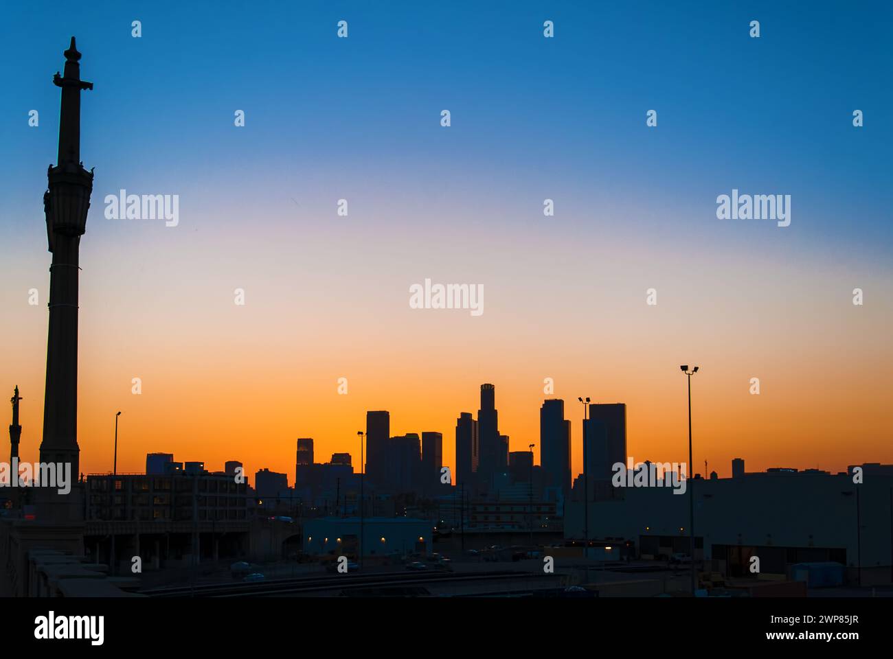 Una vista panoramica dello skyline di Los Angeles al tramonto in California Foto Stock
