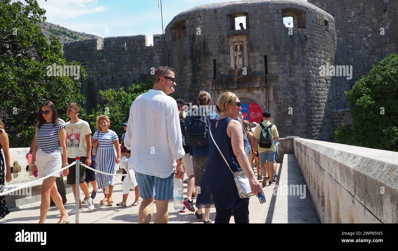 Pile Gate Dubrovnik Croazia 14 agosto 2022 persone uomini e donne camminano lungo il ponte di pietra fino al cancello della città Vecchia. Una folla di turisti. Occupato Foto Stock