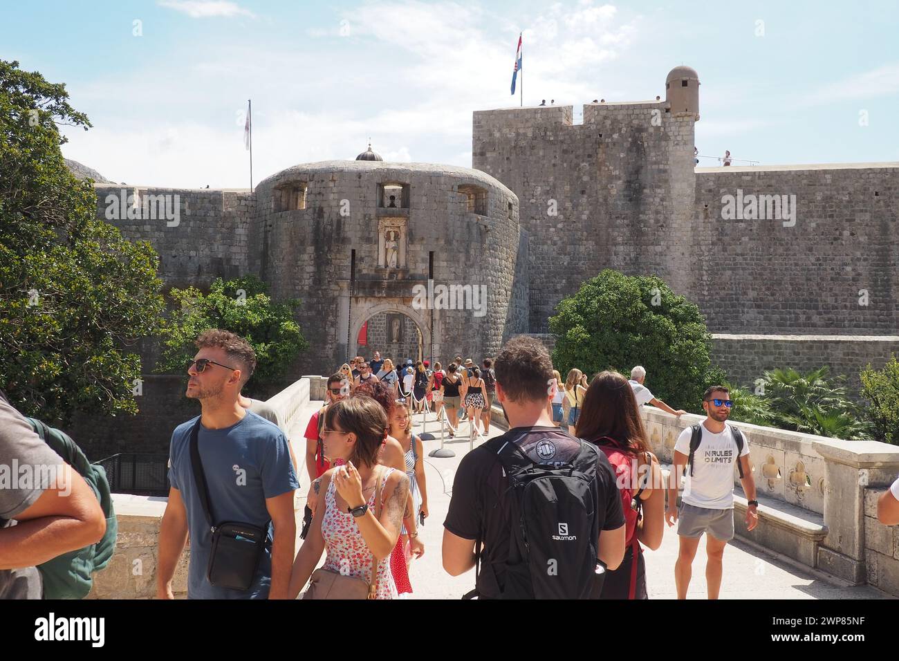 Pile Gate Dubrovnik Croazia 14 agosto 2022 persone uomini e donne camminano lungo il ponte di pietra fino al cancello della città Vecchia. Una folla di turisti. Occupato Foto Stock