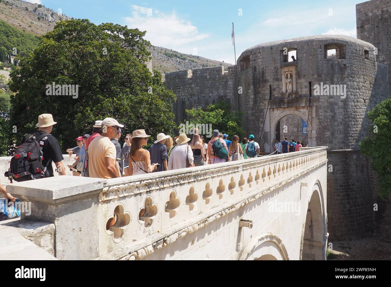 Pile Gate Dubrovnik Croazia 14 agosto 2022 persone uomini e donne camminano lungo il ponte di pietra fino al cancello della città Vecchia. Una folla di turisti. Occupato Foto Stock