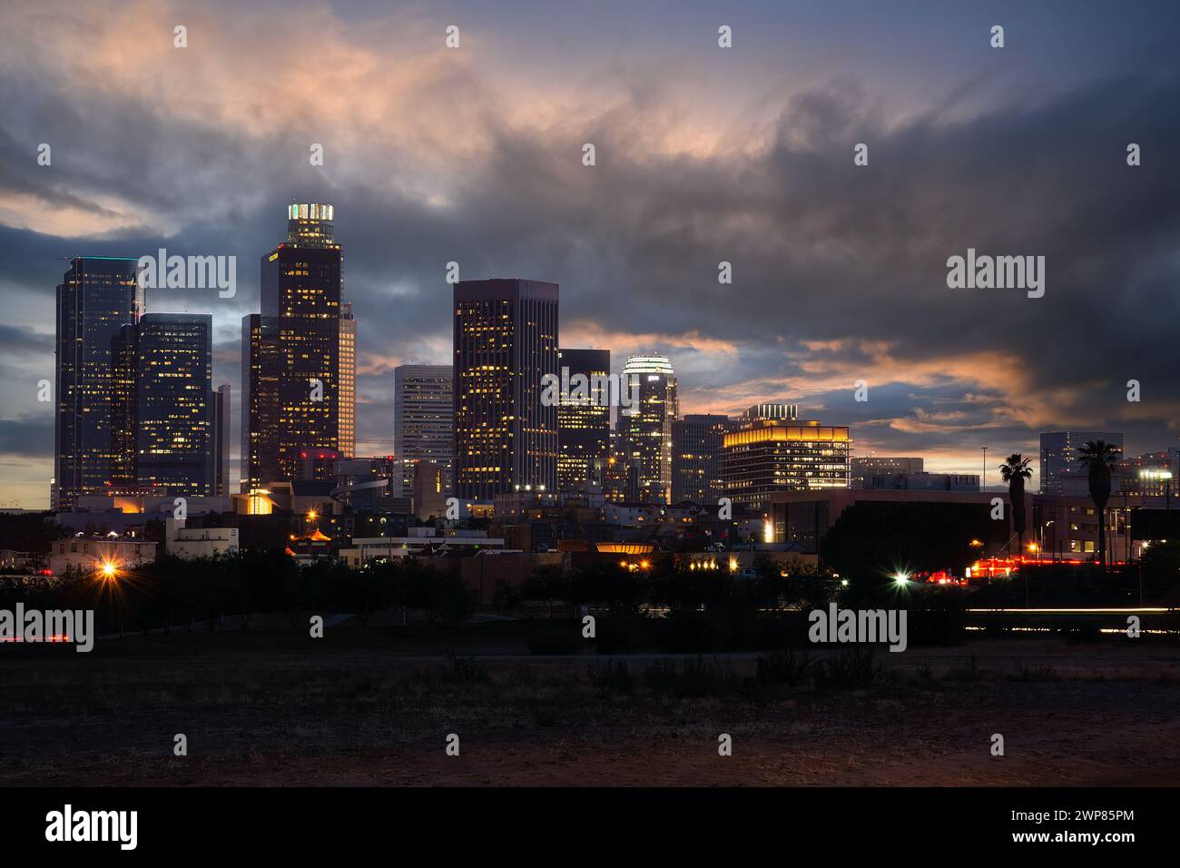 Una vista panoramica dello skyline di Los Angeles al tramonto in California Foto Stock