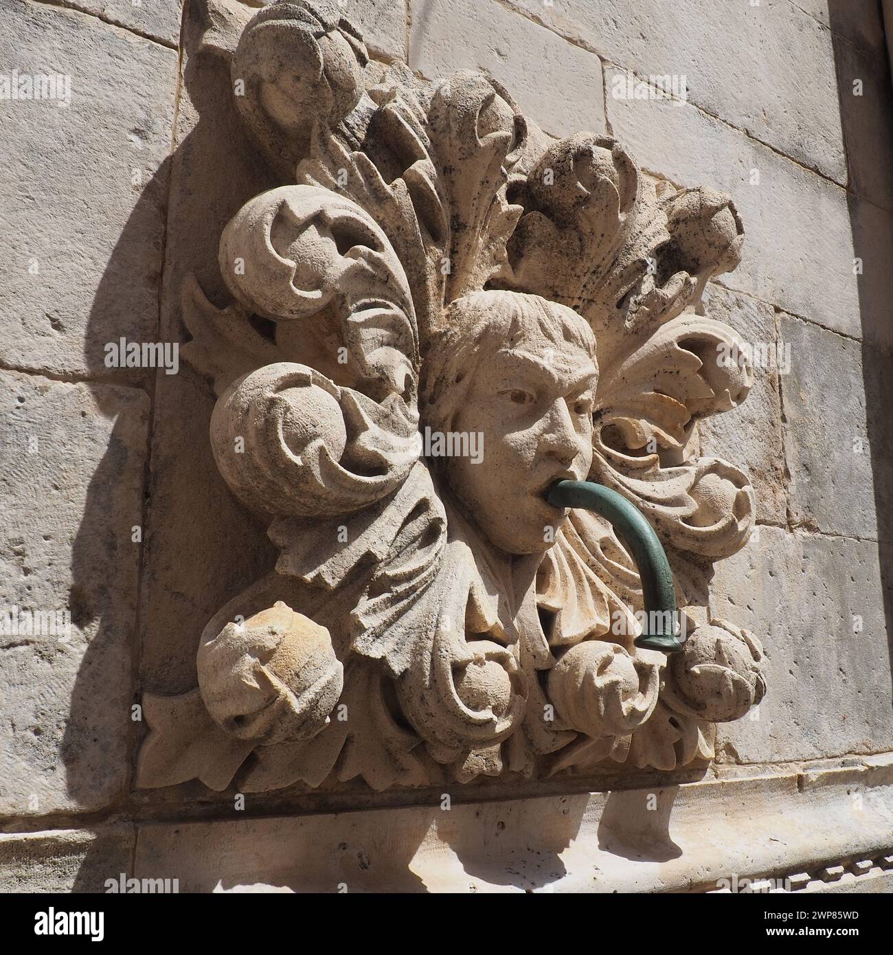Dubrovnik, Croazia, 08.14.2022. Grande fontana di Onofrio. Un mascaron è un elemento decorativo sotto forma di maschera di carattere mitologico. Alto Foto Stock