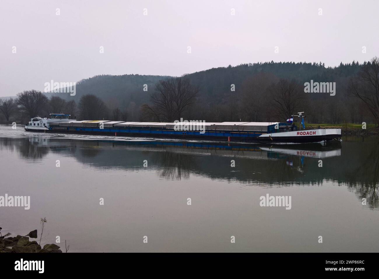 Donau bei Bad Abbach, kurz vor Kelheim. Binnenschifffahrt, Schiff bzw Frachtschiff Rodach *** Danubio nei pressi di Bad Abbach, poco prima della navigazione interna di Kelheim, nave o nave da carico Rodach Foto Stock