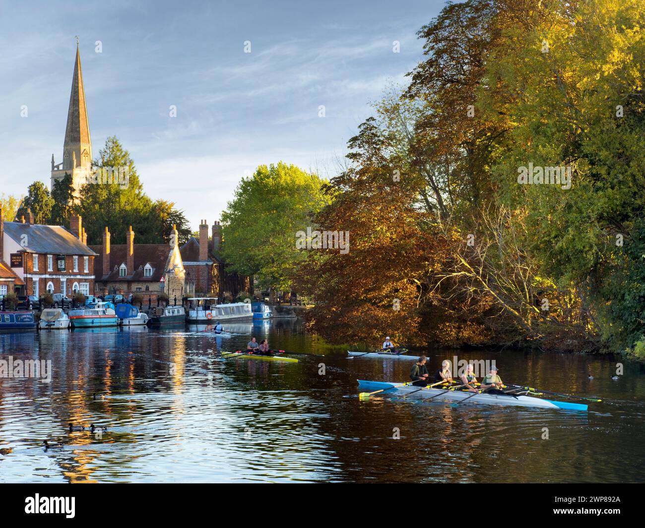 Saint Helen's Wharf è un luogo di bellezza famoso sul Tamigi, appena a monte del ponte medievale di Abingdon-on-Thames. Il pontile era per centurie Foto Stock