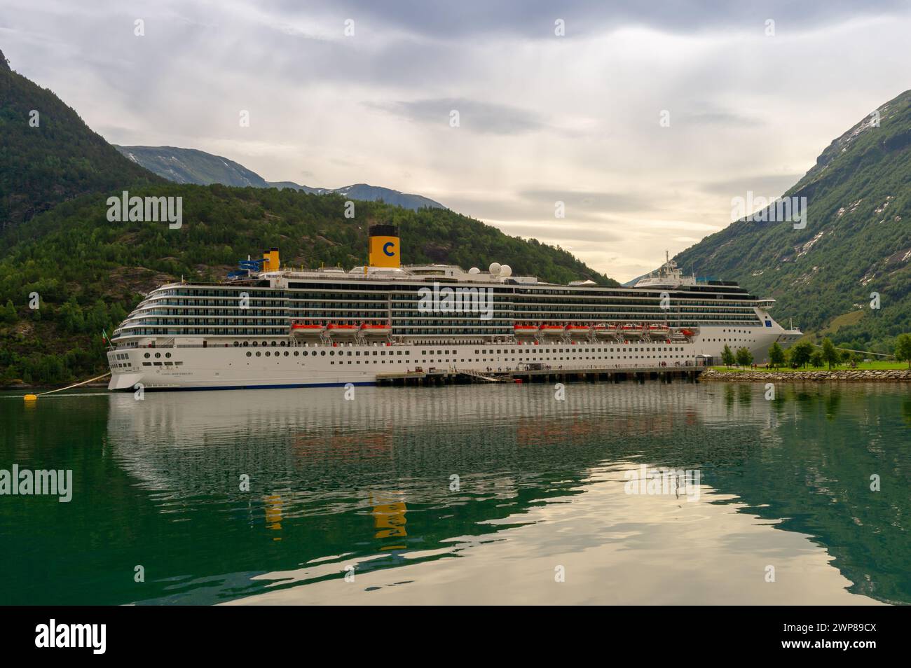 La nave da crociera italiana, Costa Mediterranea, ancorata a Geiranger nel fiordo di Geiranger, Norvegia Foto Stock