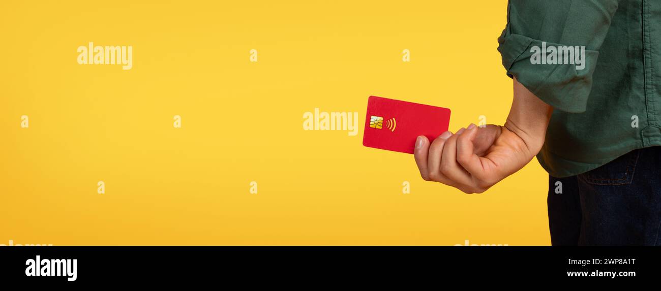 Tagliato di un giovane uomo bianco con carta di credito rossa Foto Stock