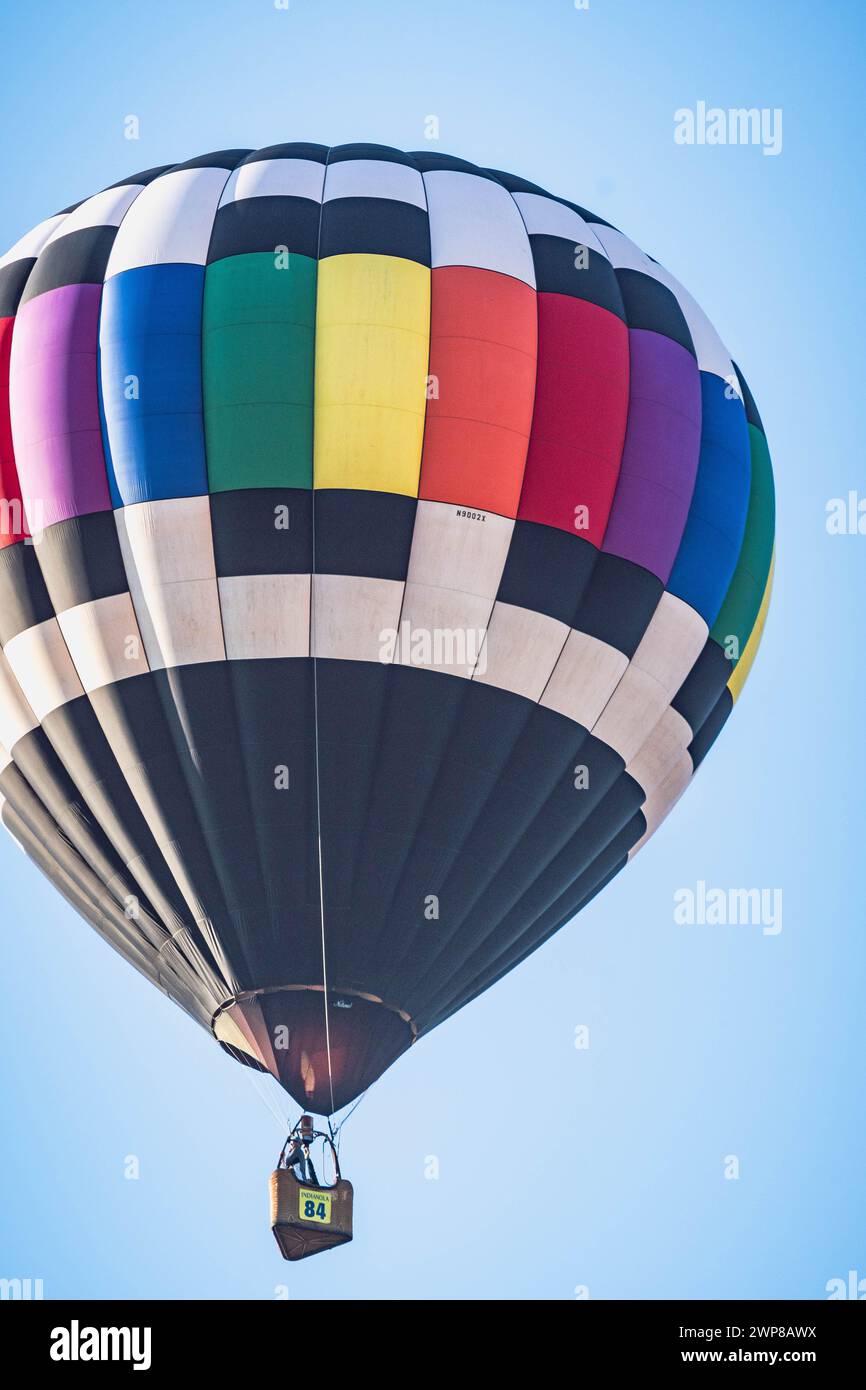 Una vibrante mongolfiera in volo nell'Iowa Foto Stock