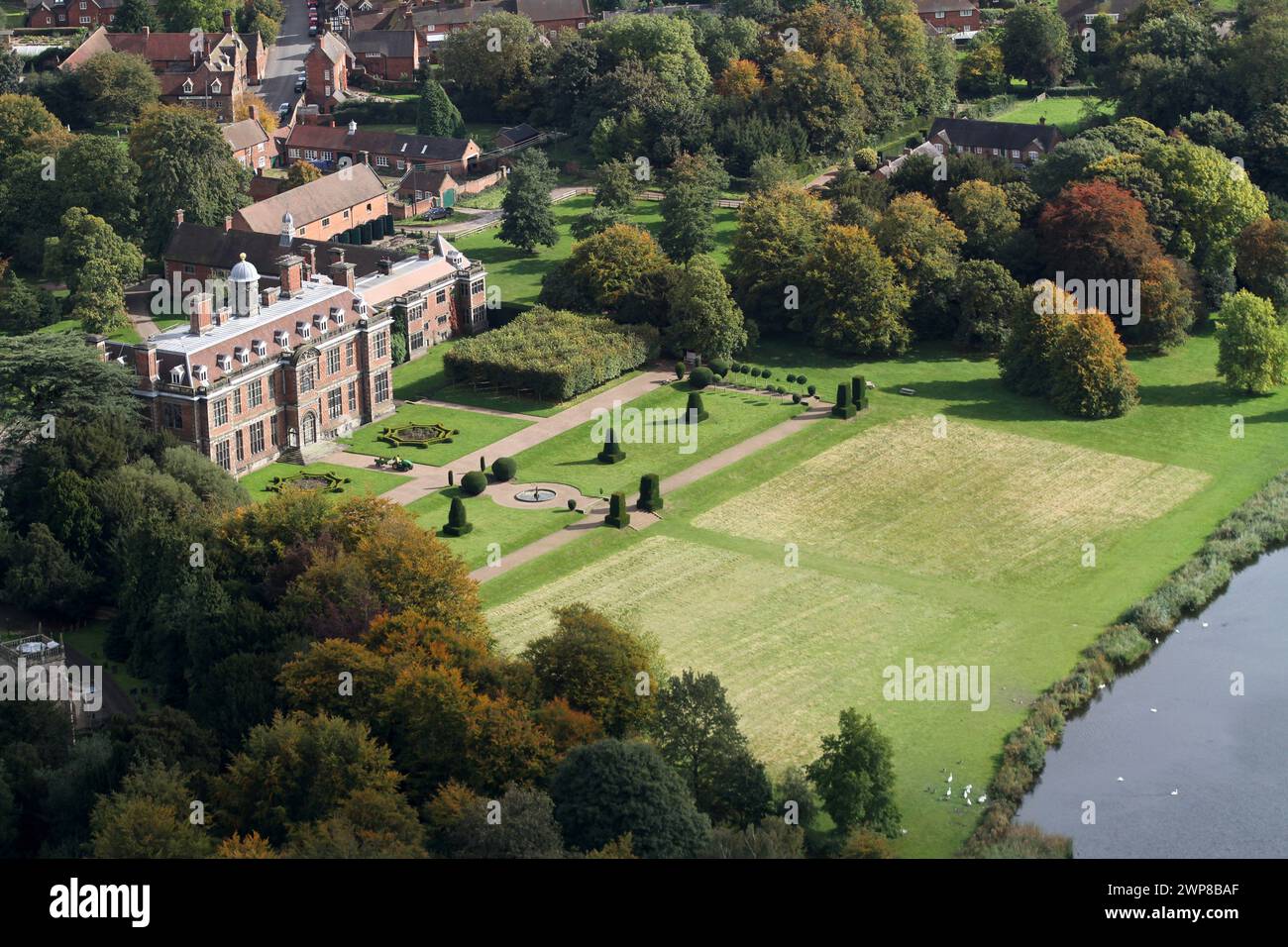 09/10/12. Una vista aerea che mostra i colori autunnali che incorniciano la storica Sudbury Hall del XVII secolo vicino a Sudbury, Derbyshire. Tutti i diritti riservati - F S Foto Stock