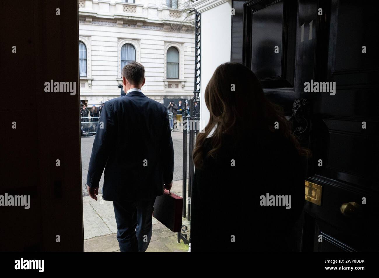 Il Cancelliere dello Scacchiere Jeremy Hunt esce dall'11 di Downing Street, Londra, per affrontare i media con la sua scatola ministeriale, prima di consegnare il suo bilancio alle camere del Parlamento. Data foto: Mercoledì 6 marzo 2024. Foto Stock