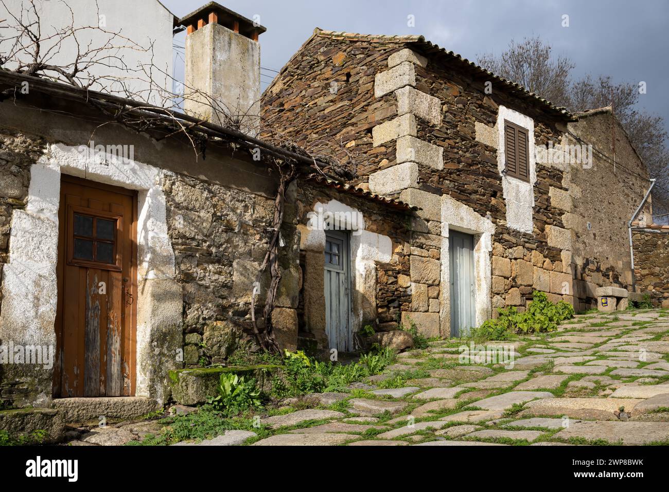 Un sentiero in pietra che conduce ad una casa di villaggio maledetta a Idanha a Velha, Portogallo Foto Stock