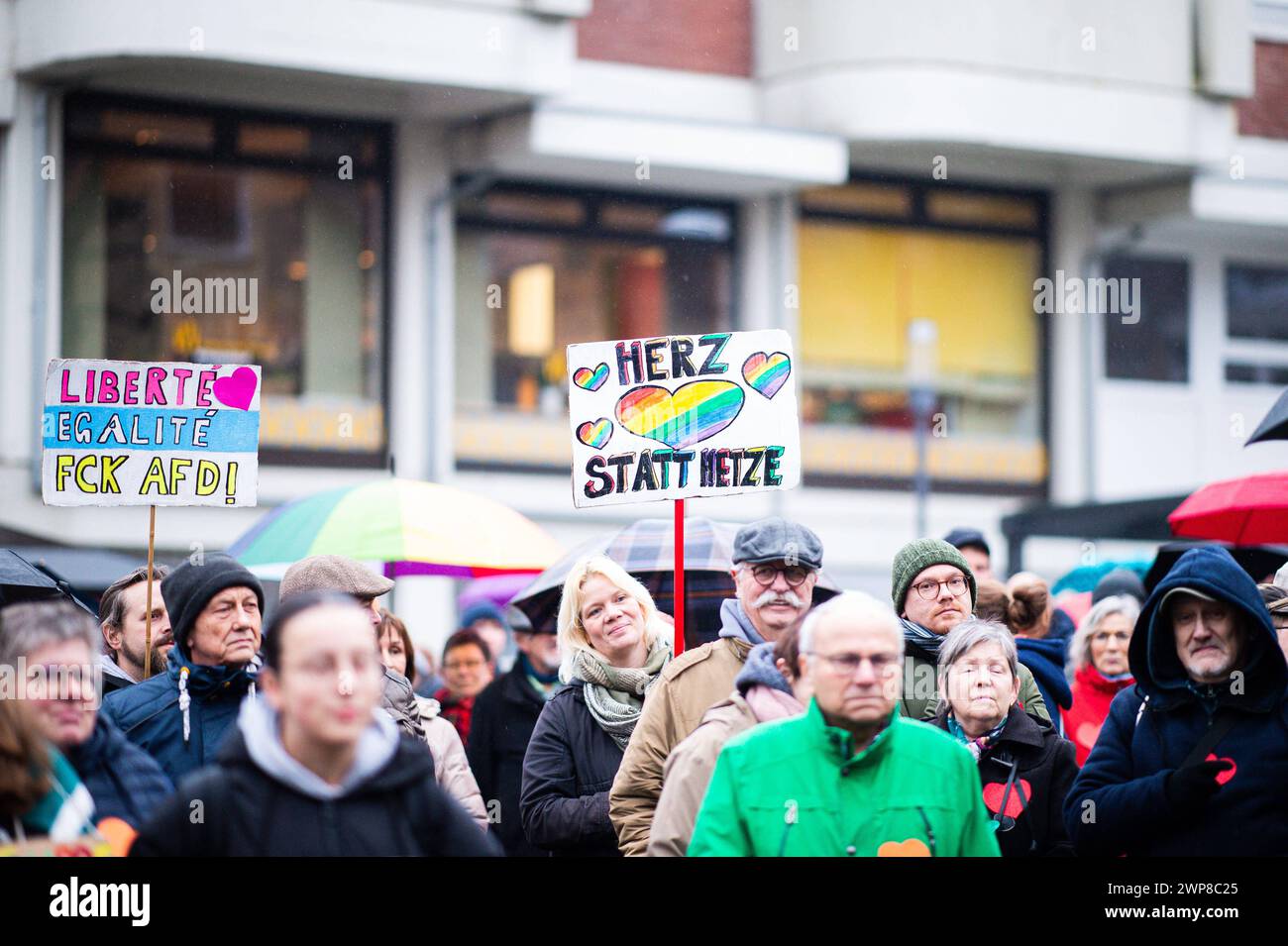 05.03.2024 - Demonstration gegen Rechts in Lübbecke/NRW: Bürgerinnen und Bürger protestieren gegen Rechtsextremismus unter dem motto Nie wieder ist jetzt. DAS Bündnis Lübbecke zeigt Gesicht Hat dazu aufgerufen. Im Bild: Plakat mit den Worten Herz statt Hetze und Liberte, Egalite, FCK AfD auf französisch. Übersetzt heißt es Freiheit, Gleichheit, FCK AfD. , Lübbecke Nordrhein-Westfalen Deutschland Marktplatz *** 05 03 2024 dimostrazione contro l'estremismo di destra in Lübbecke i cittadini della NRW protestano contro l'estremismo di destra con il motto "mai più è ora l'alleanza Lübbecke mostra il suo fac Foto Stock