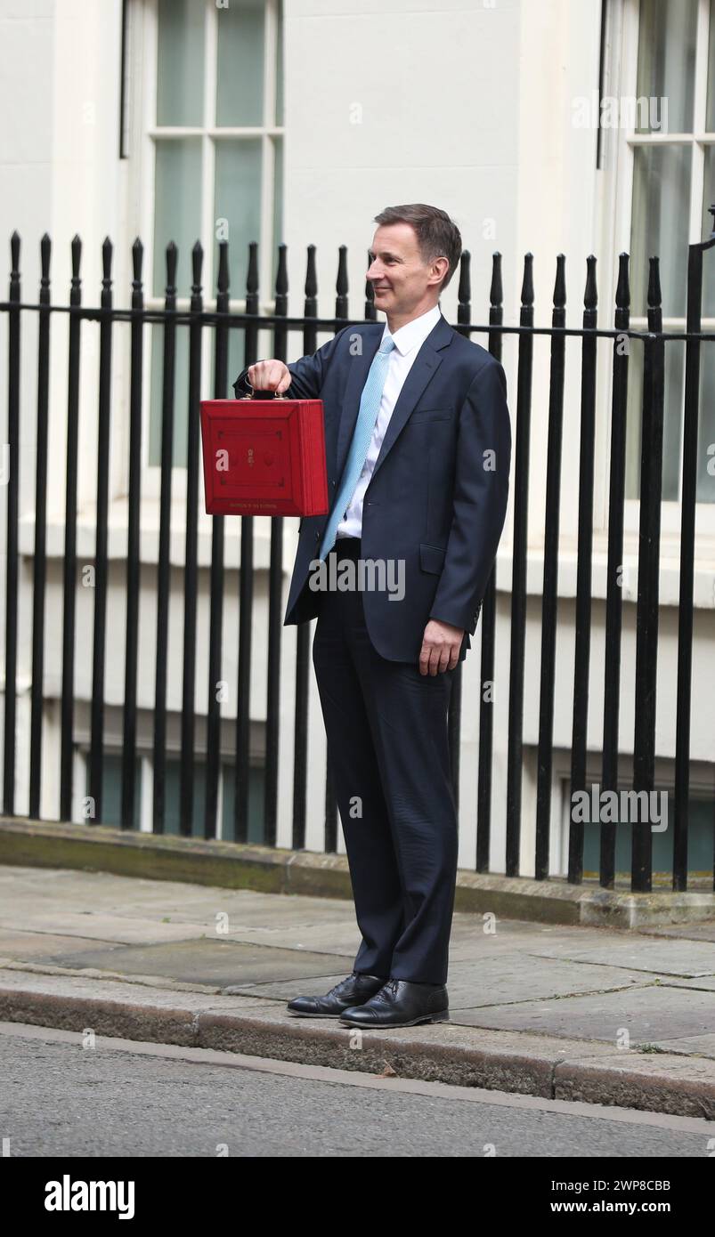 Londra, Regno Unito. 6 marzo 2024. Il Cancelliere britannico dello Scacchiere Jeremy Hunt lascia Downing Street per presentare il suo bilancio al Parlamento. Crediti: Uwe Deffner/Alamy Live News Foto Stock