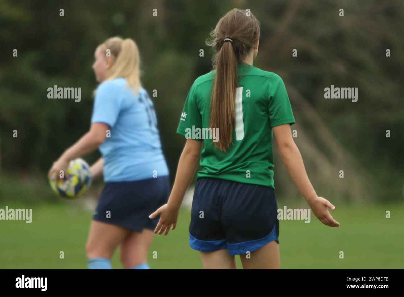 Il giocatore interroga la decisione degli arbitri con le palme aperte mostrando confusione tra Richmond e Kew Women's FC e Richmond Park Women's FC fa Cup 1 ottobre 2023 Foto Stock