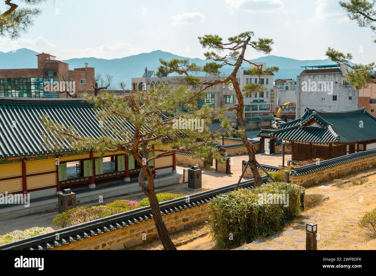 Miryang, Corea - 3 aprile 2022: Ufficio governativo locale di Miryang architettura tradizionale Foto Stock