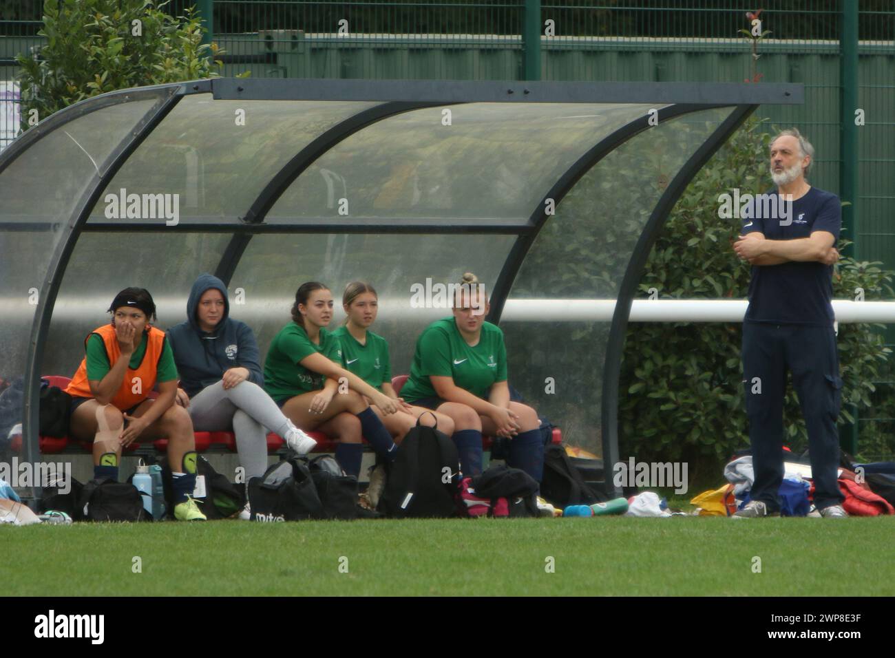 Squadra in trasferta con manager e subsitute Richmond and Kew Women's FC V Richmond Park Women's FC fa Cup 1 ottobre 2023 Foto Stock