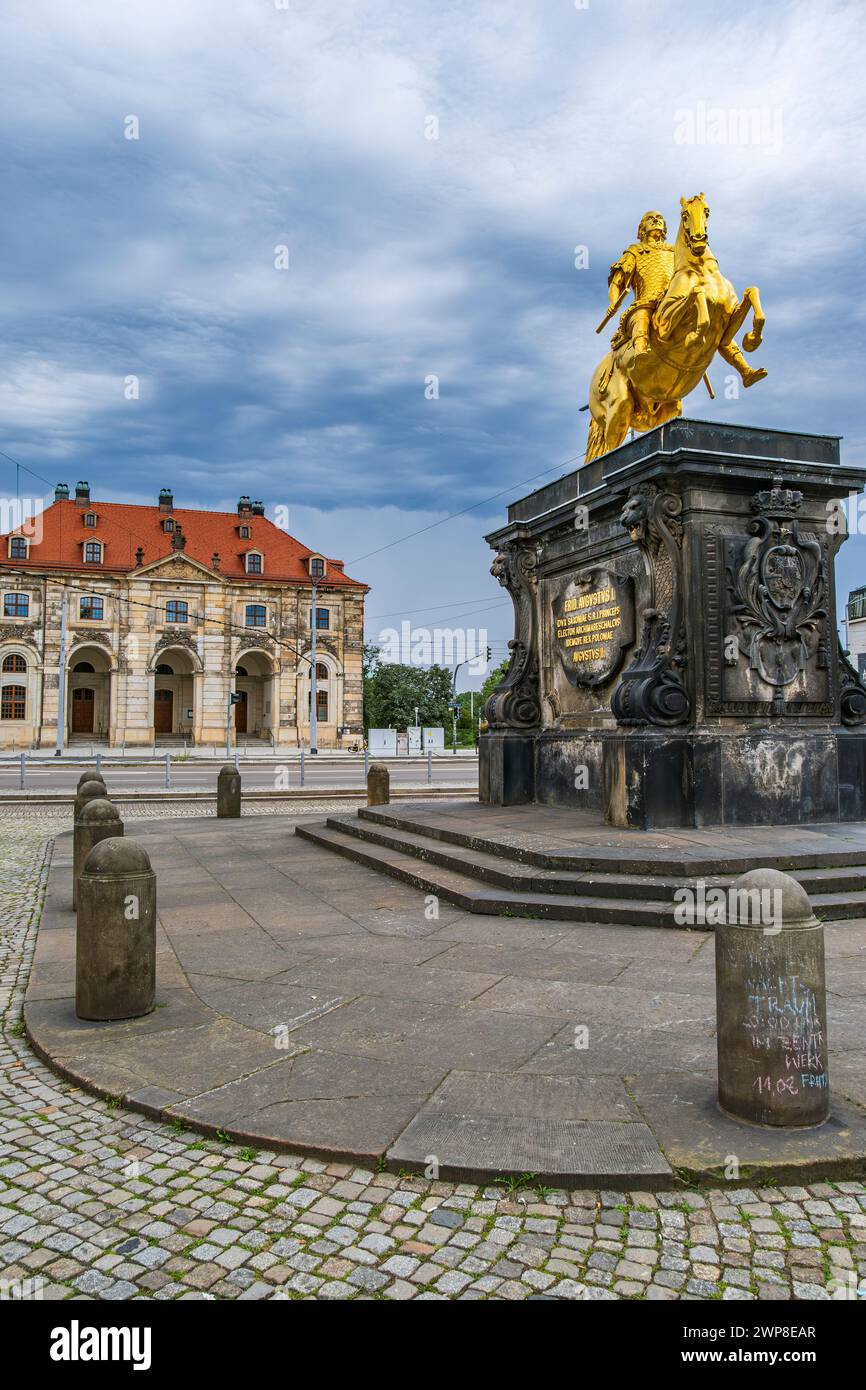 Cavaliere d'oro, statua equestre dell'elettore sassone e re di Polonia, Augusto il forte di fronte al Blockhaus di Dresda, Sassonia, Germania. Foto Stock