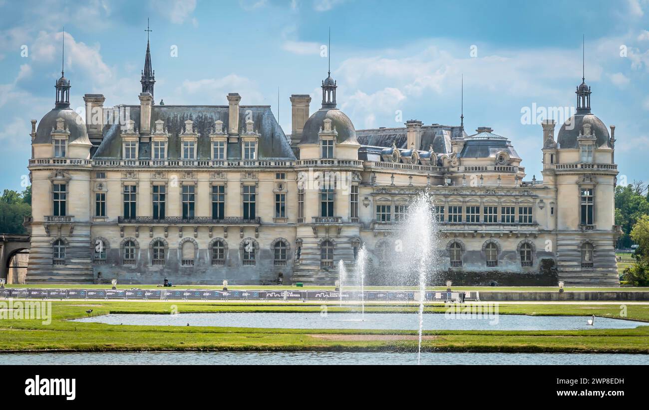 Una vista panoramica dello splendido Chateau de Chantilly in Francia Foto Stock