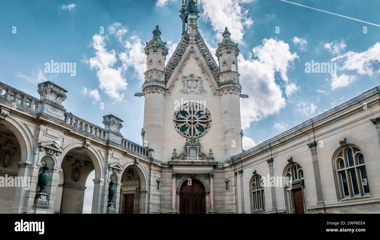 Una vista panoramica dello splendido Chateau de Chantilly in Francia Foto Stock